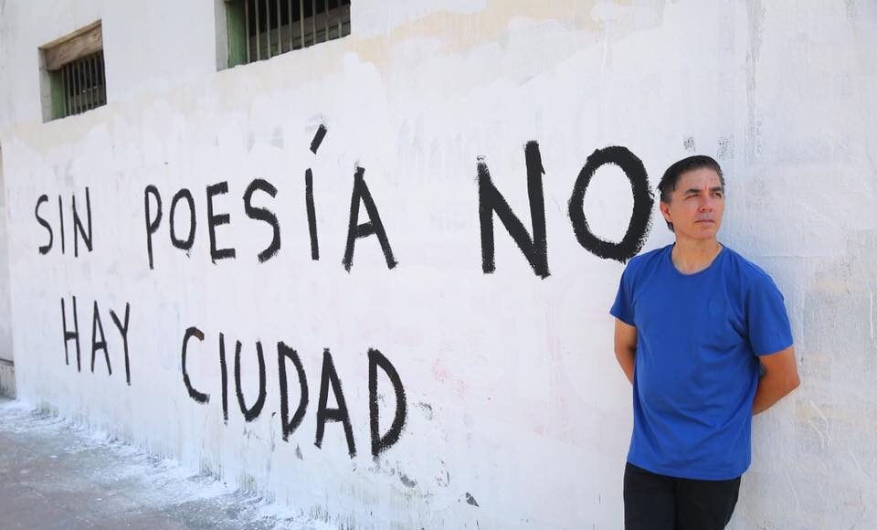 Armando Alanís Pulido con una delle sue scritte a Monterrey