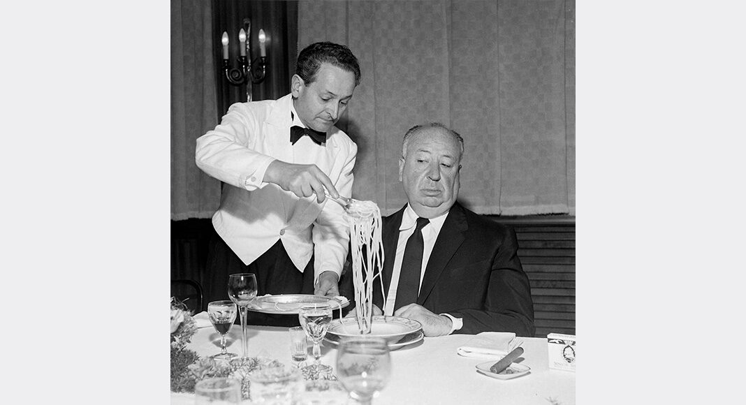 Alfred Hitchcock mostra diffidenza verso la pasta. Foto Archivio Collezione Garzia