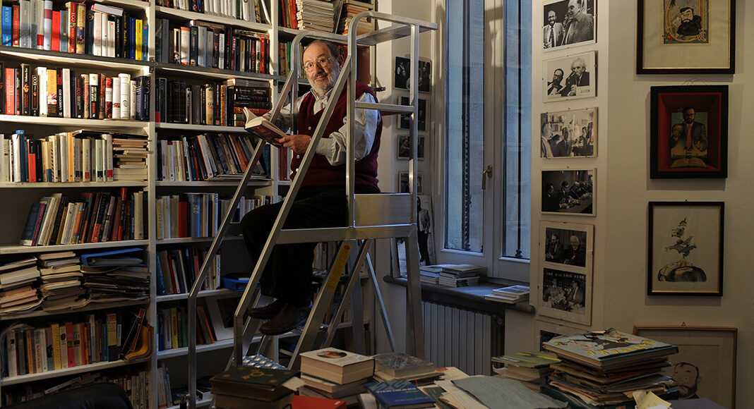 Umberto Eco nella biblioteca di casa a Milano, 2014. Photo by Eric Vandeville